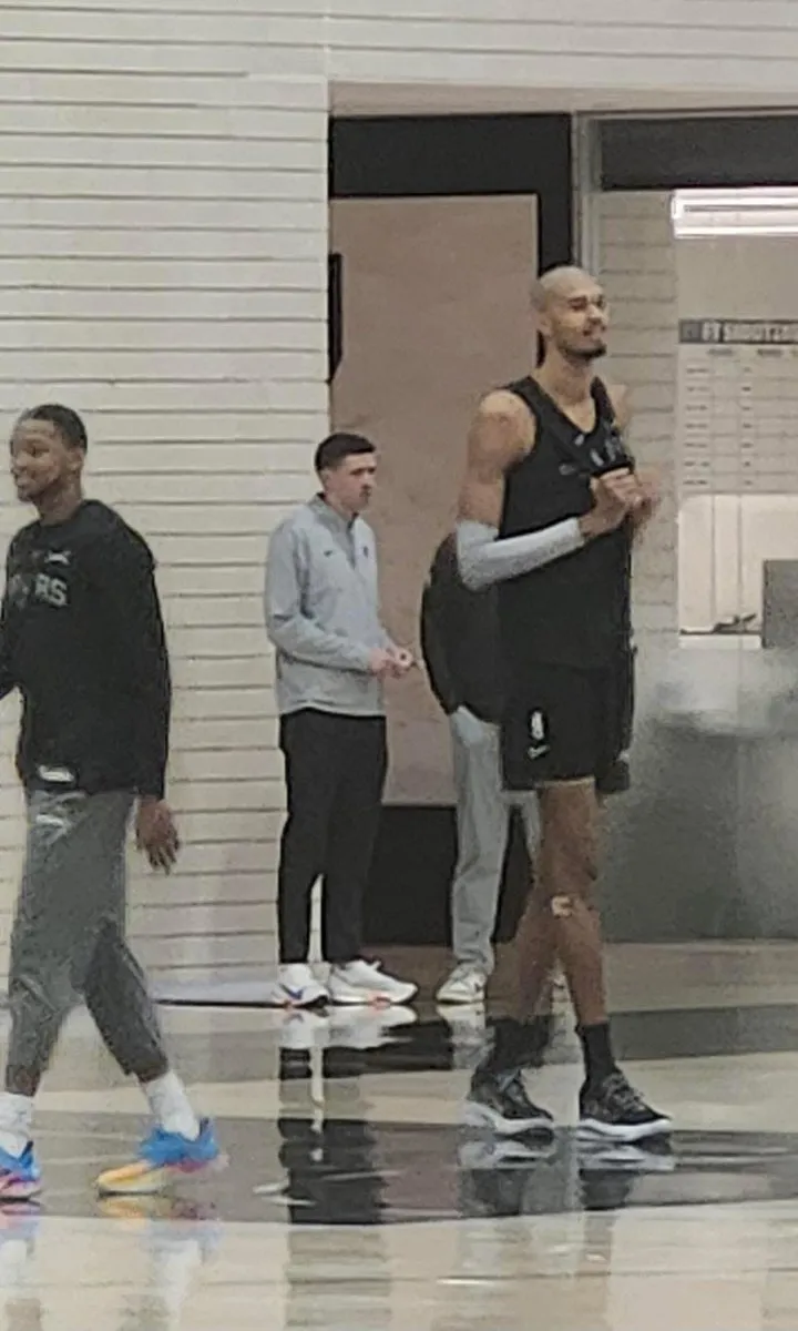 世俱杯下注网站-王者的发型！媒体调侃：光头的文班亚马，联盟要大结局了